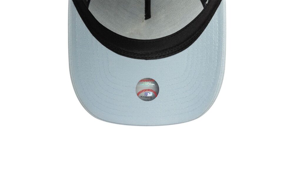New Era Womens NY Yankees League Essential Trucker Cap - Image 2